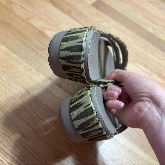 Crocs Sanrah Animal Print Wedge Sandals Sz 10 Women’s Cheetah Leopard - Picture 6 of 7